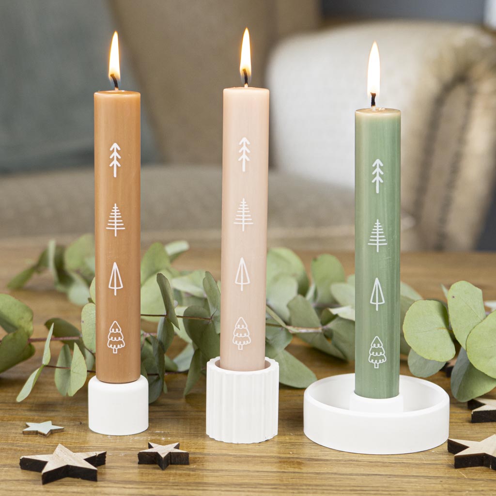 Stabkerze Tannenbäume in Zimt, Apricot und Grasgrün mit Stabkerzenhaltern als Weihnachtsgeschenk