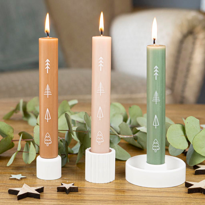 Stabkerze Tannenbäume in Zimt, Apricot und Grasgrün mit Stabkerzenhaltern als Weihnachtsgeschenk