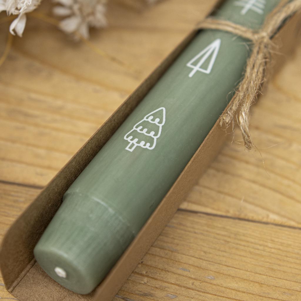 Grasgrüne Stabkerze Tannenbäume als Weihnachtsgeschenk in Geschenkverpackung