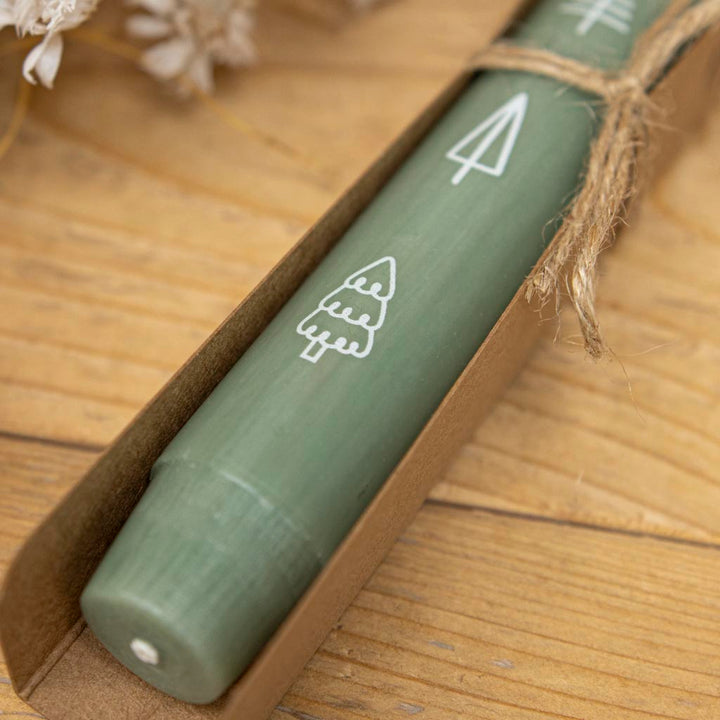 Grasgrüne Stabkerze Tannenbäume als Weihnachtsgeschenk in Geschenkverpackung