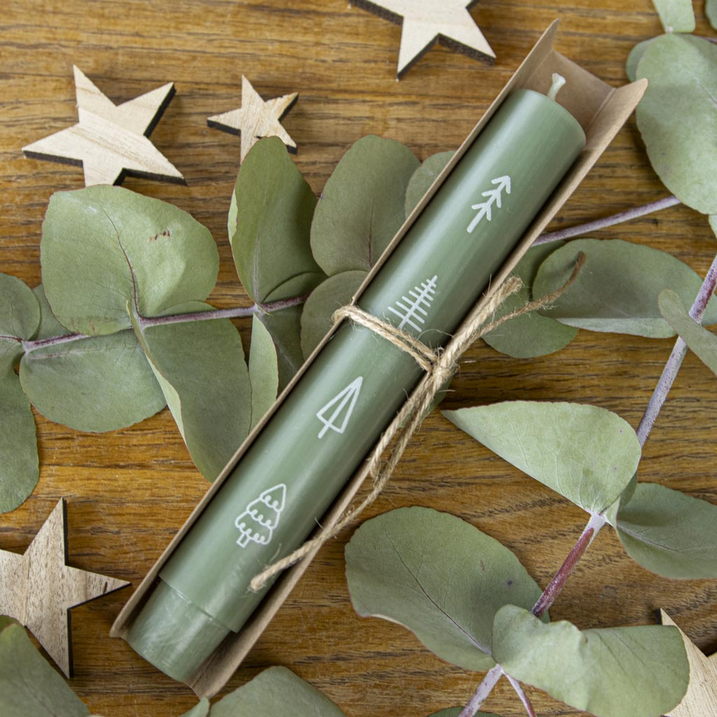 Stabkerze Tannenbäume in Grasgrün für die Weihnachtszeit