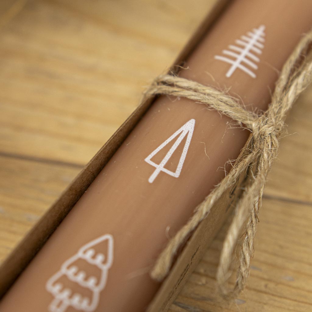 Zimtfarbene Stabkerze Tannenbäume mit feinen Details und Geschenkverpackung