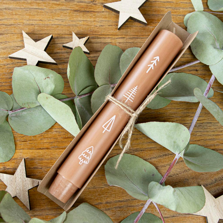 Stabkerze Tannenbäume in Zimt mit Tannenbaum-Motiv und Geschenkverpackung