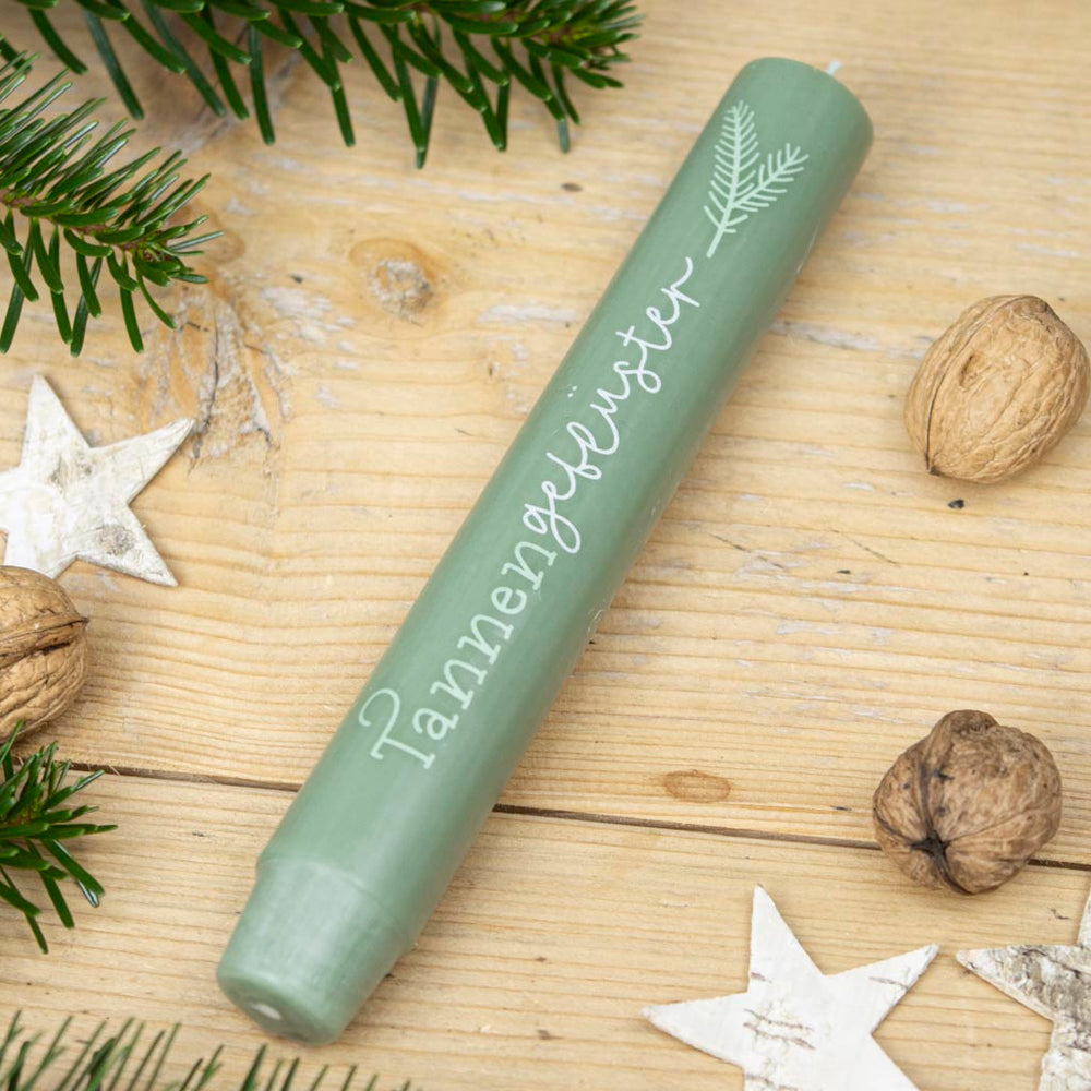 Grüne Stabkerze Tannengeflüster mit Tannenmotiv auf dem Adventskranz