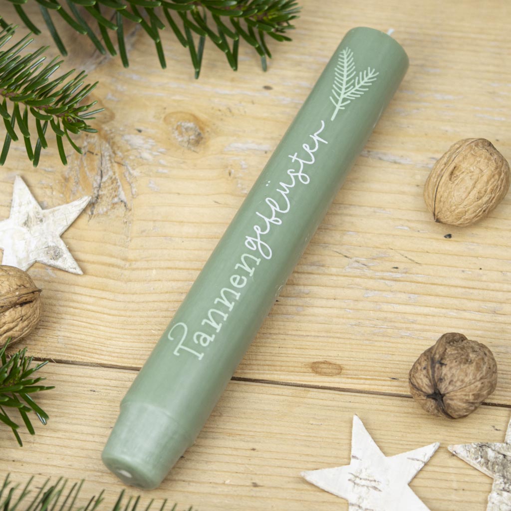 Grüne Stabkerze Tannengeflüster mit Tannenmotiv auf dem Adventskranz