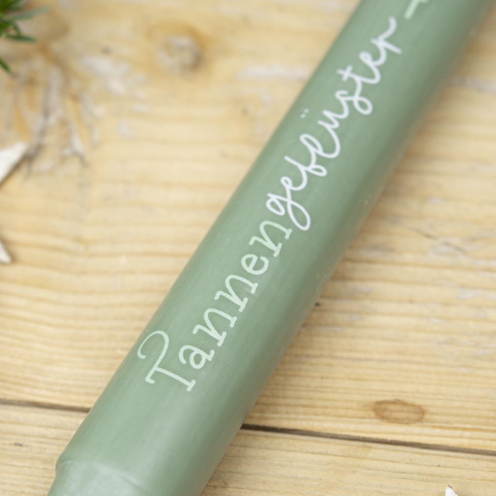 Brennende Stabkerze Tannengeflüster mit Tannenmotiv in der Adventszeit