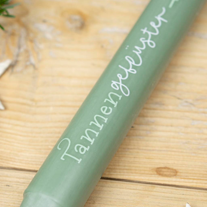 Brennende Stabkerze Tannengeflüster mit Tannenmotiv in der Adventszeit