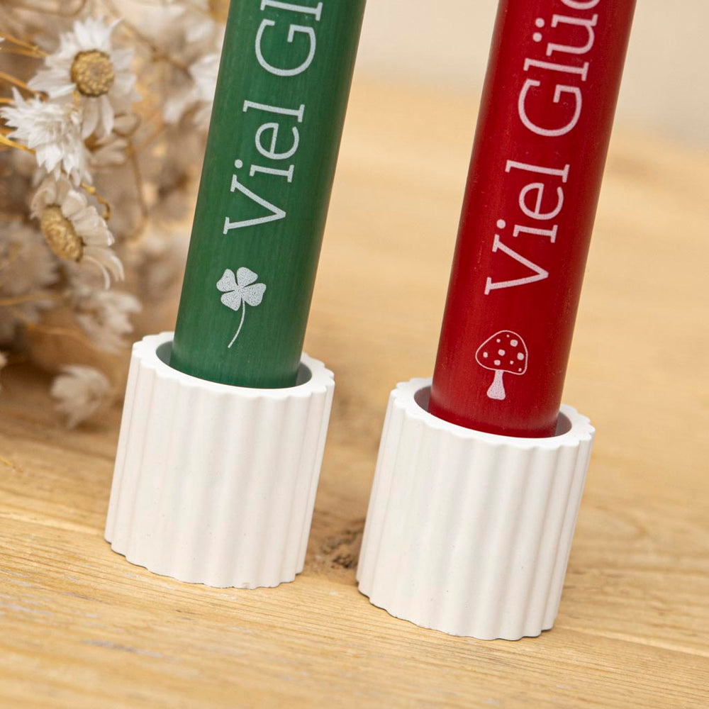 Glückskerze mit Kleeblatt in Grün und Glückspilz in Rot