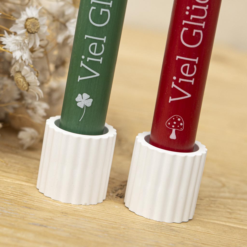 Glückskerze mit Kleeblatt in Grün und Glückspilz in Rot