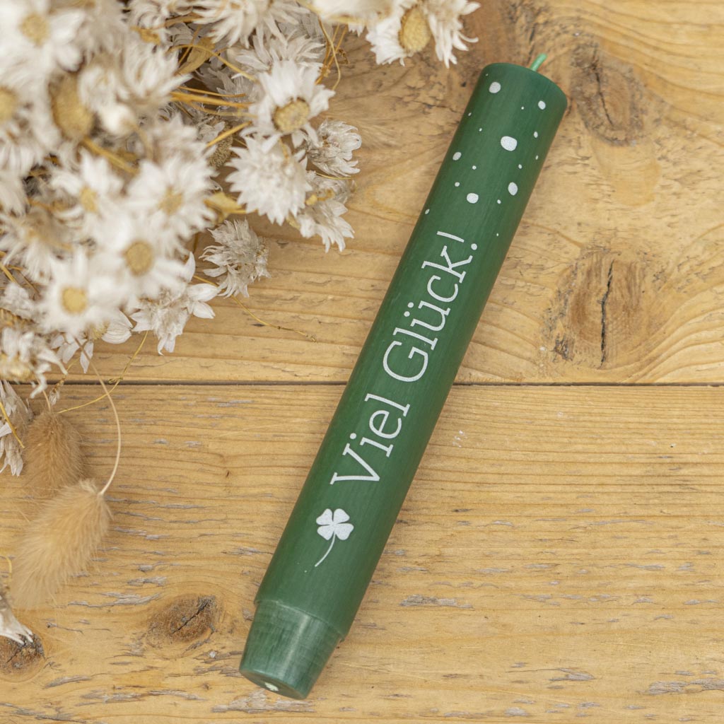 Stabkerze Glücksbringer Tannengrün mit Kleeblatt-Motiv