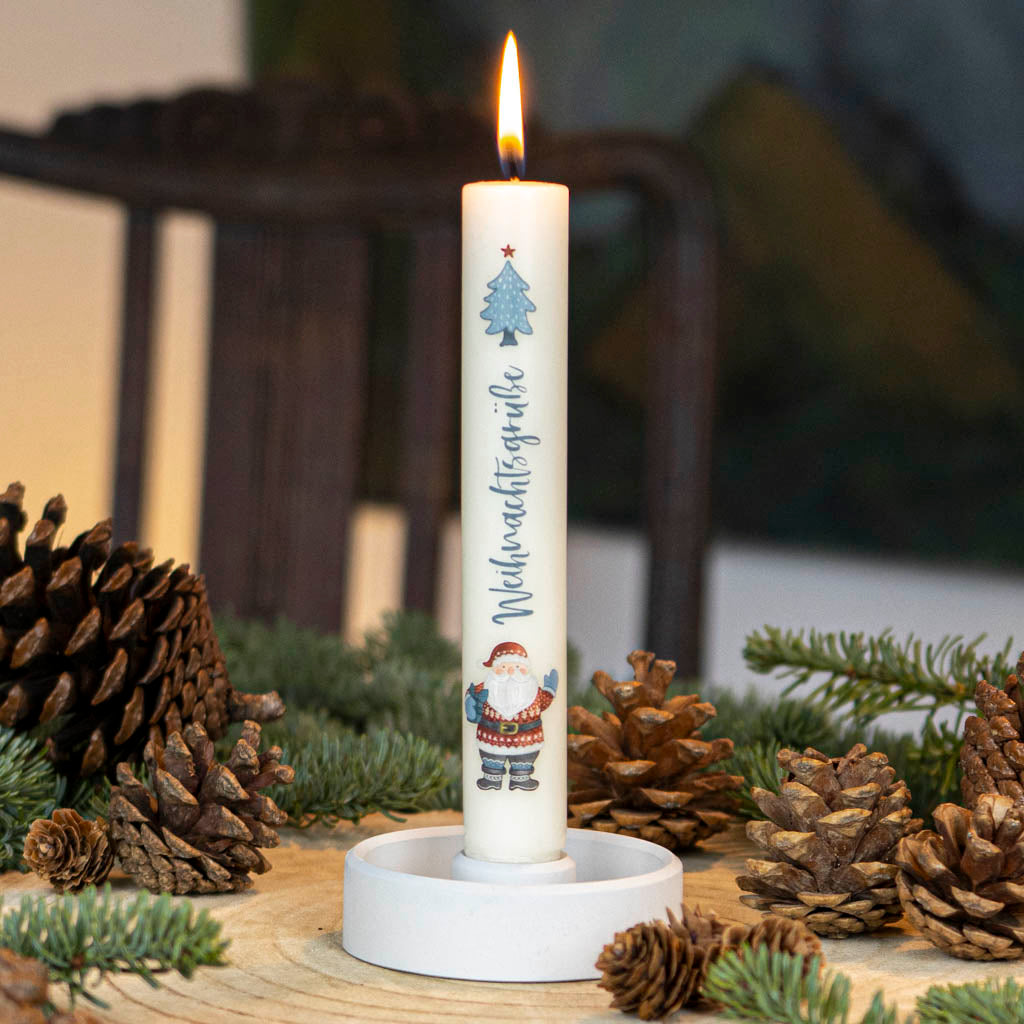 Stabkerze Weihnachtsmann in Creme mit Weihnachtsgrüße-Schriftzug im Stabkerzenhalter