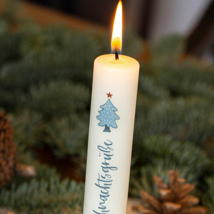 Weihnachtsmann-Motiv mit Tannenbaum in Rot und Blau auf der Stabkerze