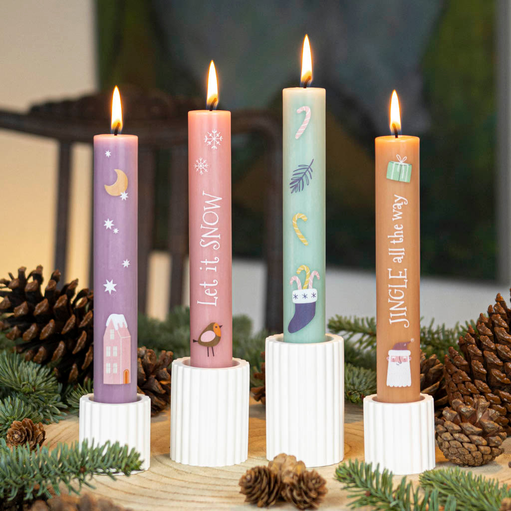 Bunte Stabkerzen Set Let it snow in vier Farben mit passenden Stabkerzenhaltern