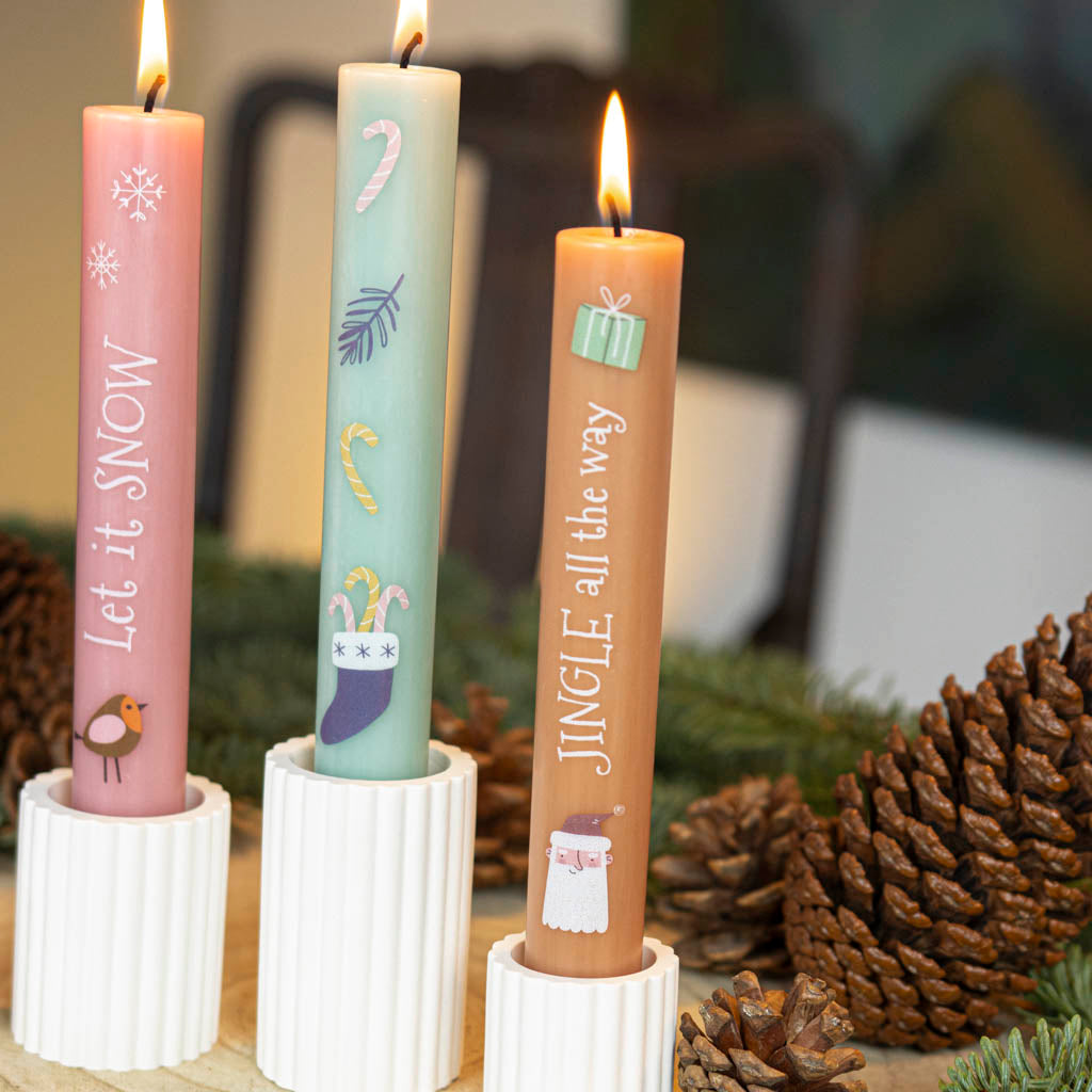 Bunte Stabkerzen mit Nikolausstrumpf, Zuckerstange und Weihnachtsmann