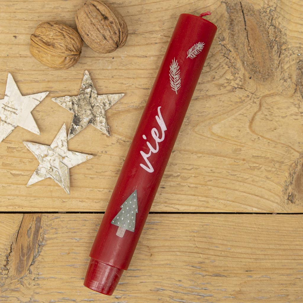 Nostalgie Stabkerze mit der Zahl Vier und nostalgischem Tannenbaum-Motiv in Rot