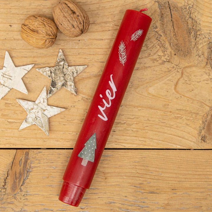 Nostalgie Stabkerze mit der Zahl Vier und nostalgischem Tannenbaum-Motiv in Rot