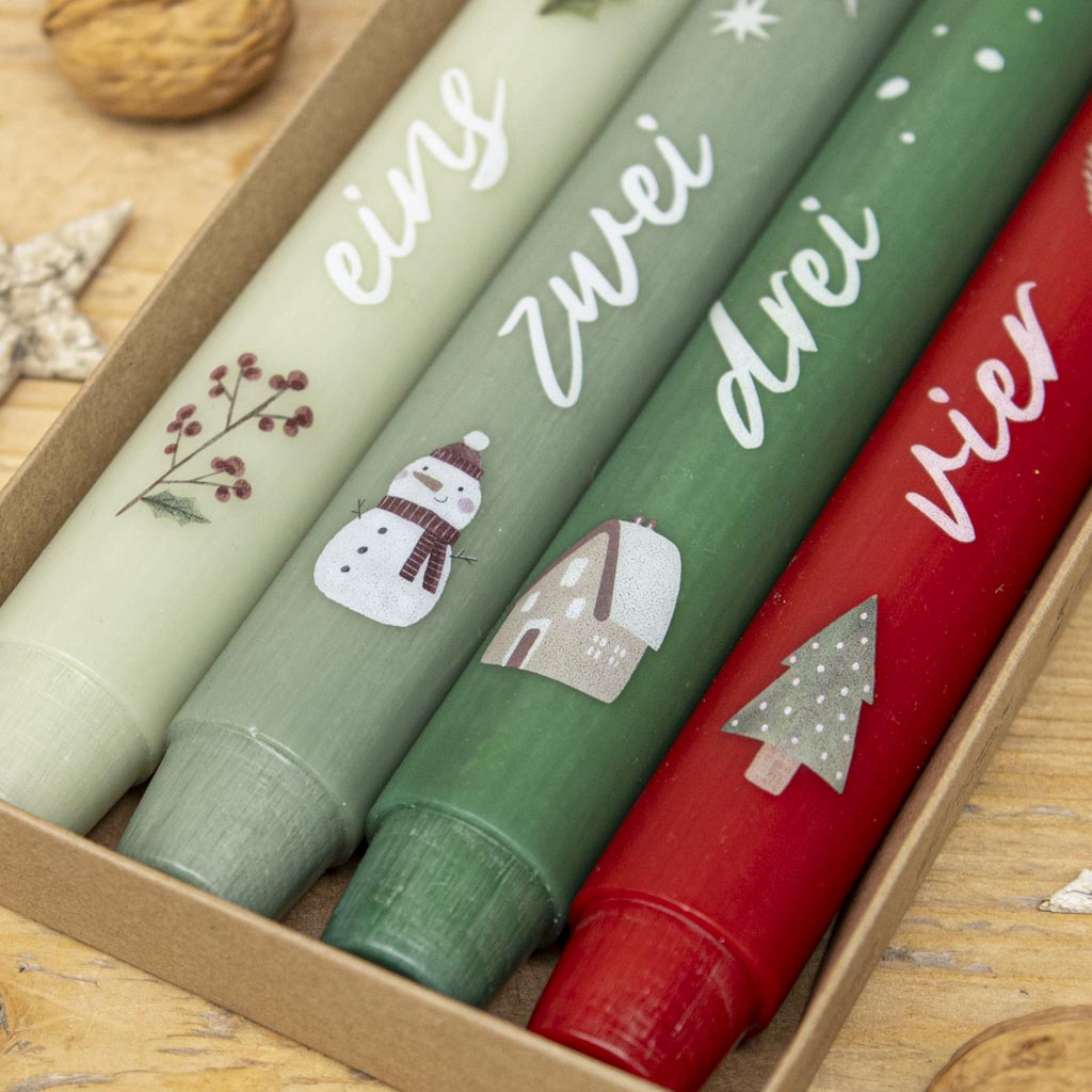 Nostalgie Stabkerzen mit Wintermotiven, hochwertig durchgefärbt in Rot- und Grüntönen