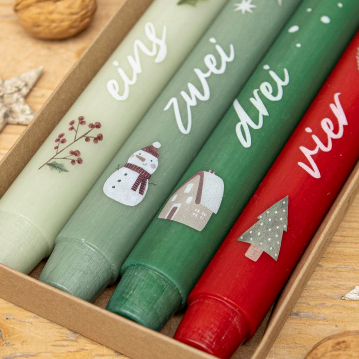 Nostalgie Stabkerzen mit Wintermotiven, hochwertig durchgefärbt in Rot- und Grüntönen
