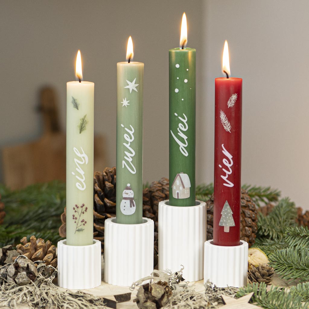 Stabkerzen mit Zahlen Nostalgie als 4er-Set in Rot und Grün auf dem Adventskranz mit geriffelten Kerzenhaltern