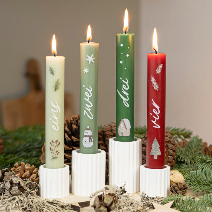 Stabkerzen mit Zahlen Nostalgie als 4er-Set in Rot und Grün auf dem Adventskranz mit geriffelten Kerzenhaltern