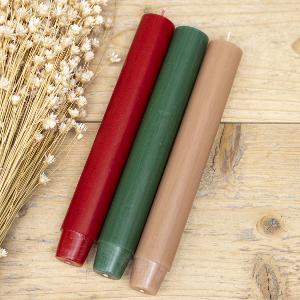 Stabkerzen Weihnachten – Tannengrün und Rot von Kerzenonkel