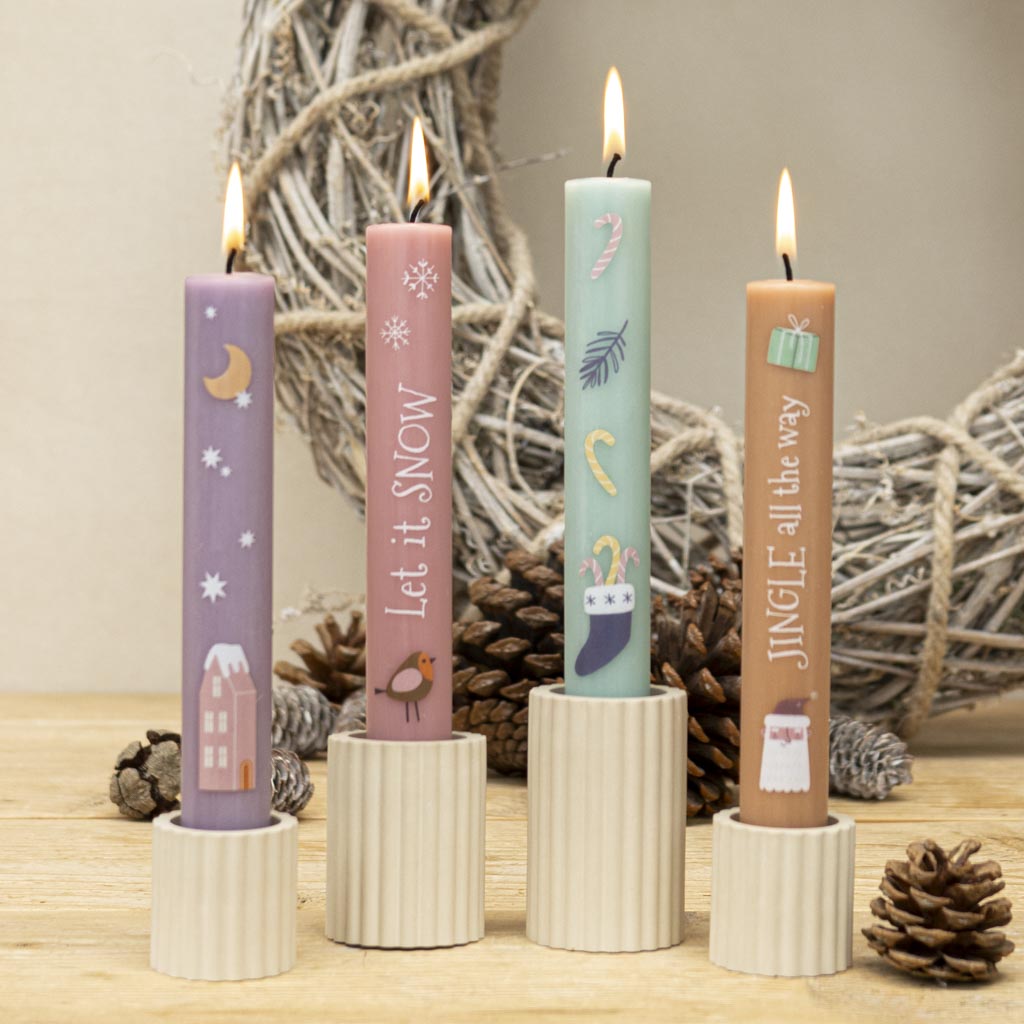 Bunte Stabkerzen Let it snow mit Stabkerzenhalter in Sand
