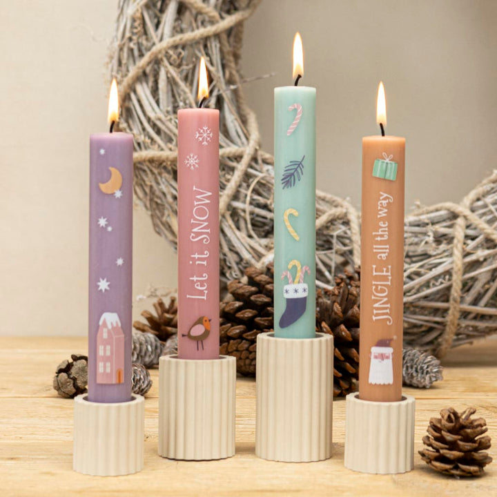 Bunte Stabkerzen Let it snow mit Stabkerzenhalter in Sand