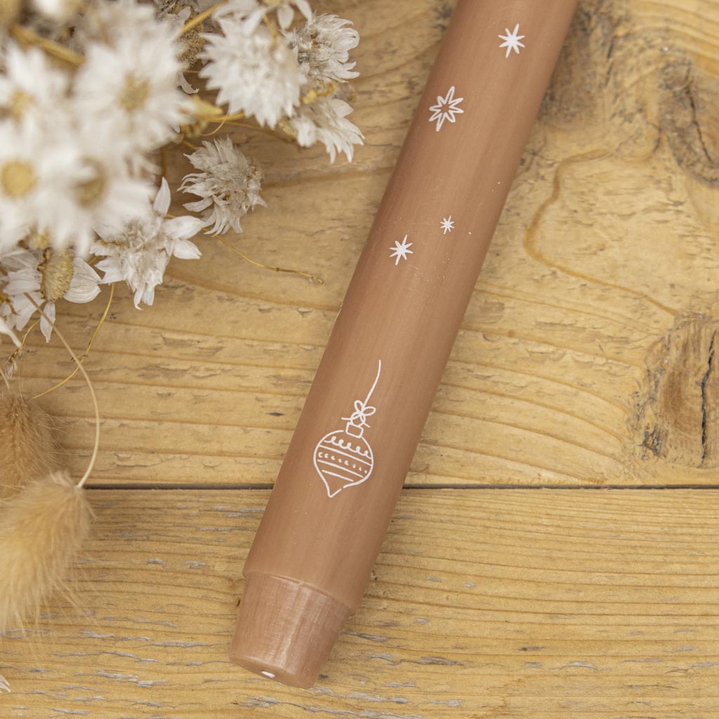 Stabkerze mit Christbaumkugel auf zimtfarbener Kerze, Skandi-Set