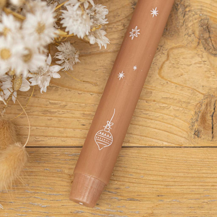 Stabkerze mit Christbaumkugel auf zimtfarbener Kerze, Skandi-Set