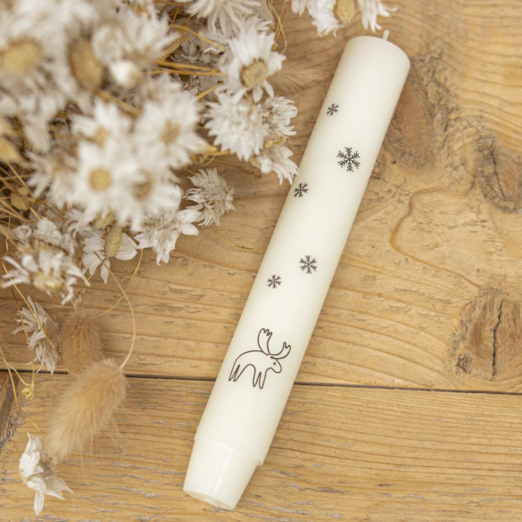 Stabkerze mit Elch-Motiv in Creme aus dem Set Skandi