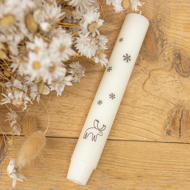 Stabkerze mit Elch-Motiv in Creme aus dem Set Skandi