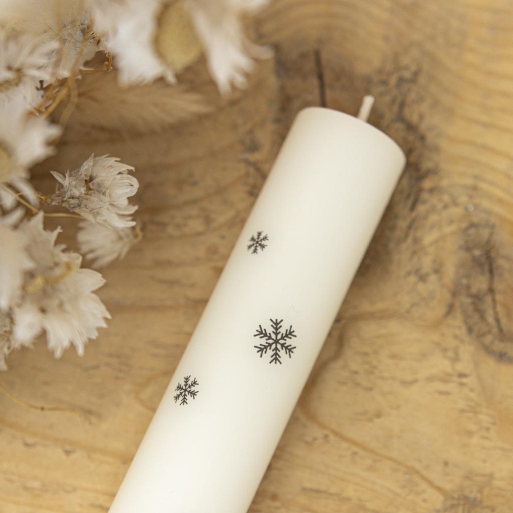 Skandinavische Stabkerze mit Schneeflocken in Creme, Detailaufnahme