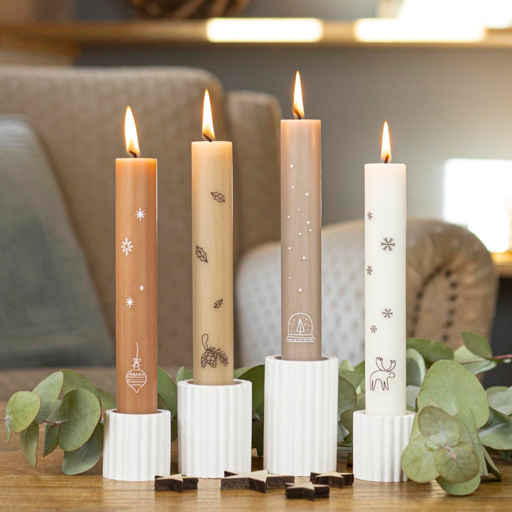 Stabkerzen Set Skandi – vier skandinavische Stabkerzen in Beige-Tönen mit geriffelten Haltern