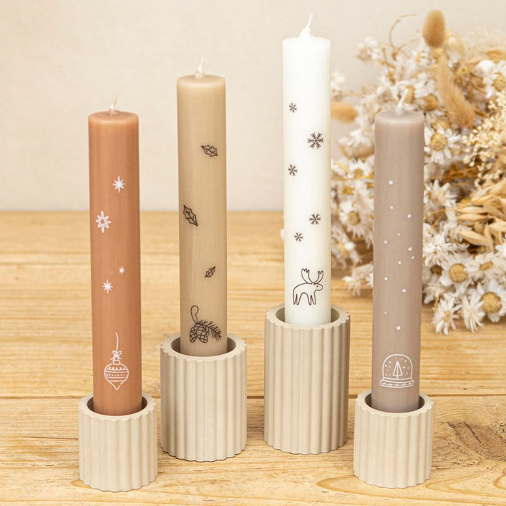 Stabkerzenhalter Set in Sand mit eingesetzten Stabkerzen