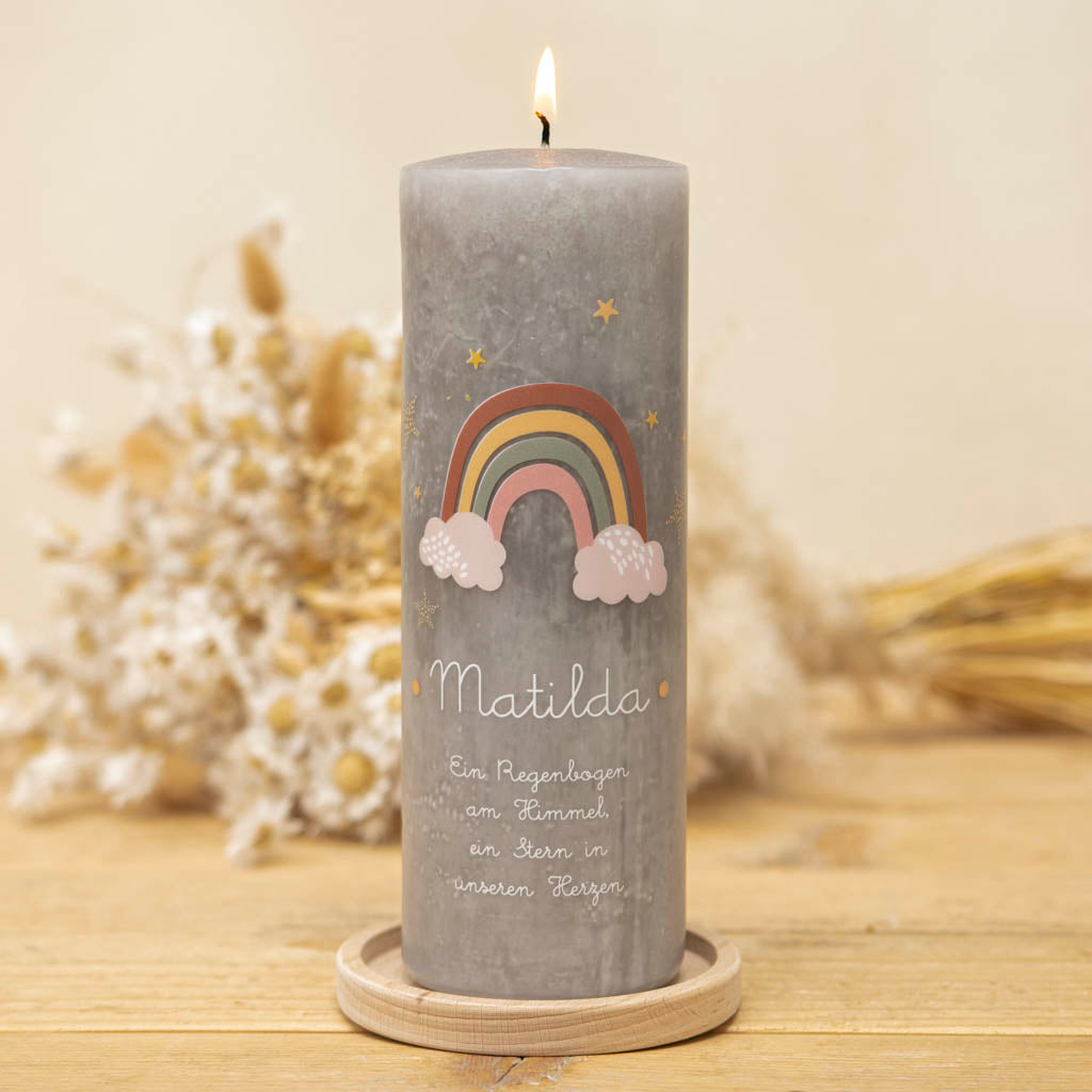 Trauerkerze Sternenkind Regenbogen auf grauer Rustic-Kerze