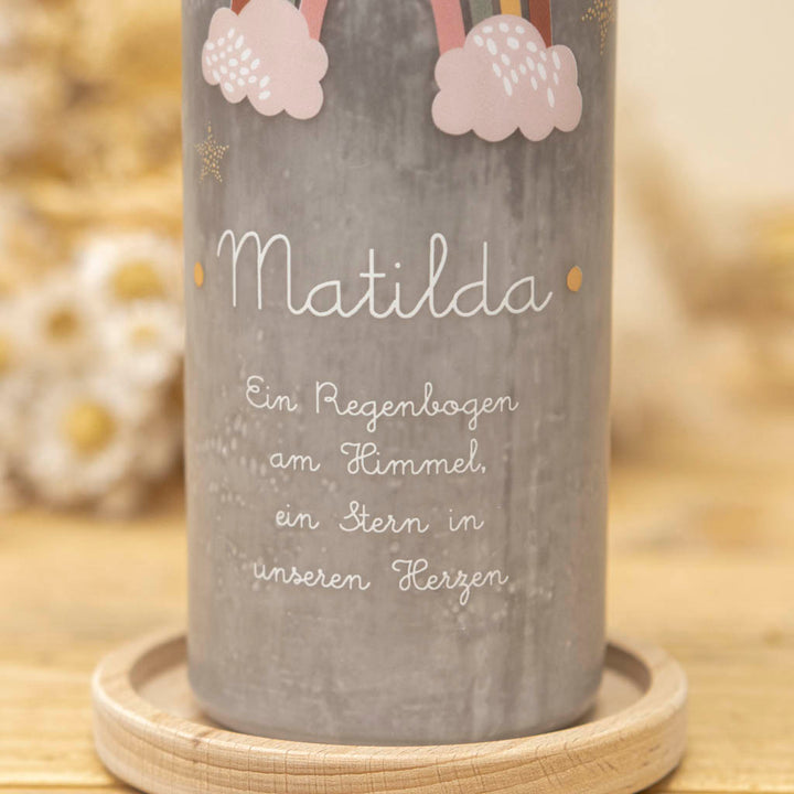 Graue Rustic-Trauerkerze Sternenkind mit Regenbogen