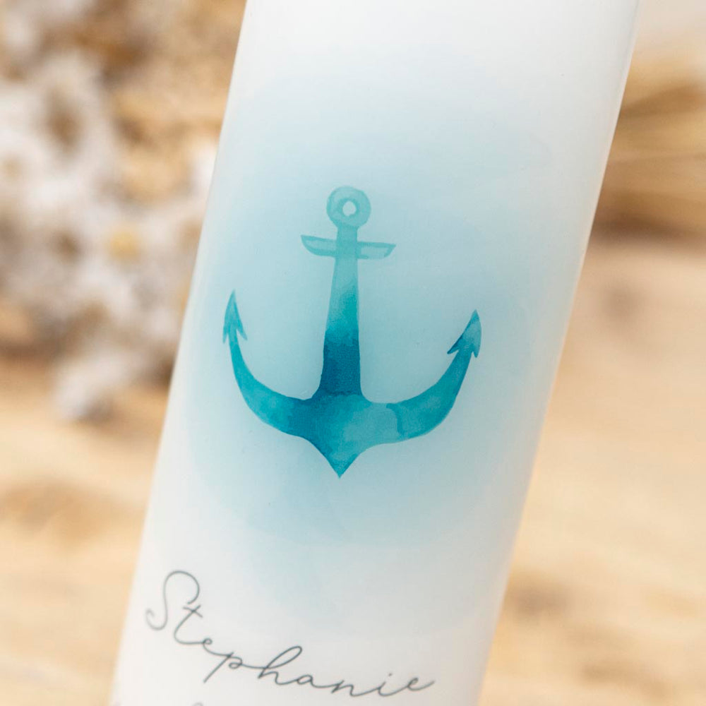 Aquarell-Anker in Türkis und Blau auf einer personalisierten Taufkerze