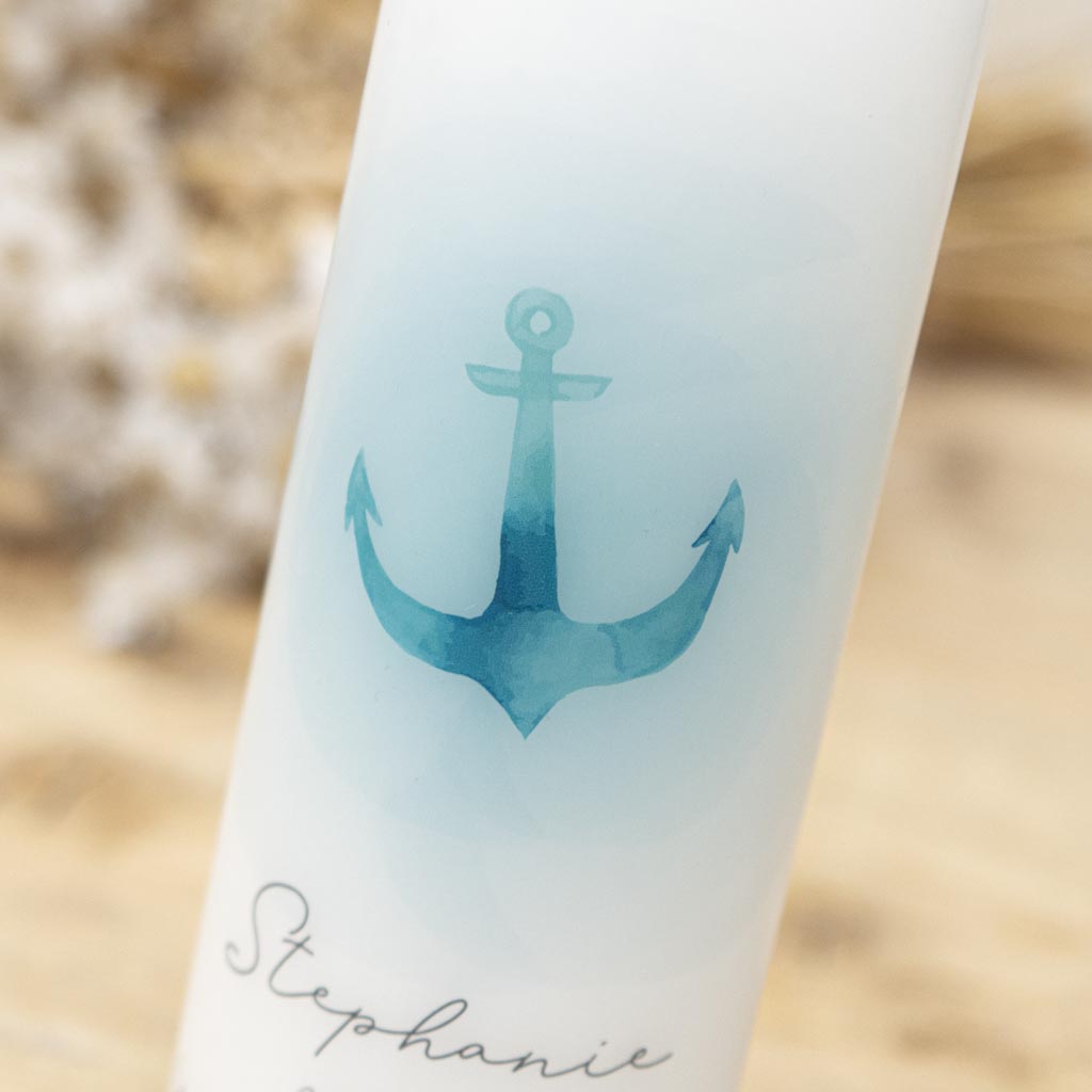 Aquarell-Anker in Türkis und Blau auf einer personalisierten Taufkerze