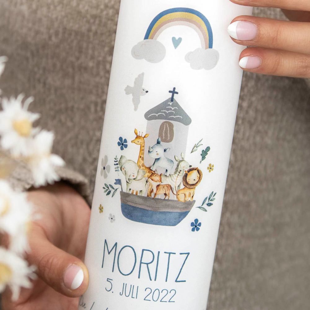 Arche-Noah-Taufkerze – Boot mit Kreuz, Tieren und Taube im Detail