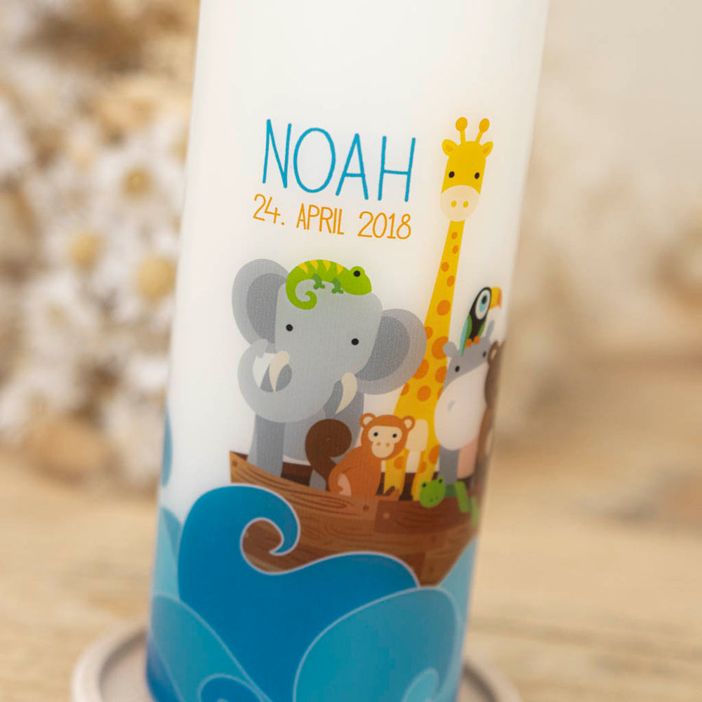 Arche Noah Taufkerze – Elefant, Giraffe, Affe und Tukan im Boot mit personalisiertem Namen