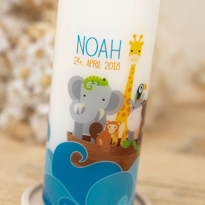 Arche Noah Taufkerze – Elefant, Giraffe, Affe und Tukan im Boot mit personalisiertem Namen