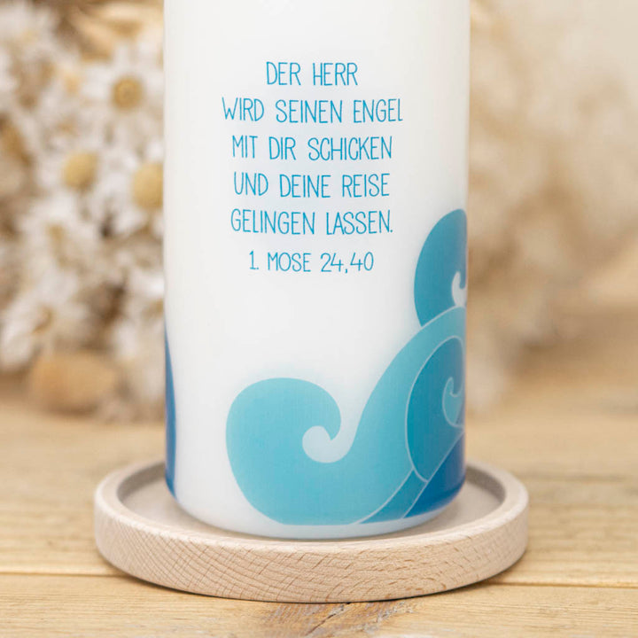Rückseite der Taufkerze Arche Noah mit Taufspruch 1. Mose 24,40 über blauen Wellen