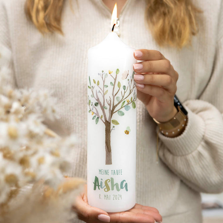 Taufkerze Baum des Lebens Aisha im Aquarellstil mit Name und Taufdatum
