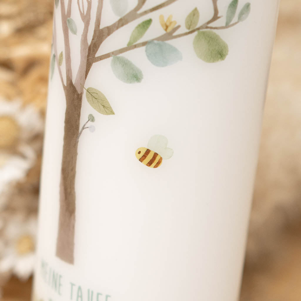 Detail der Taufkerze Lebensbaum: gelbe Blüten und kleine Biene im Aquarell