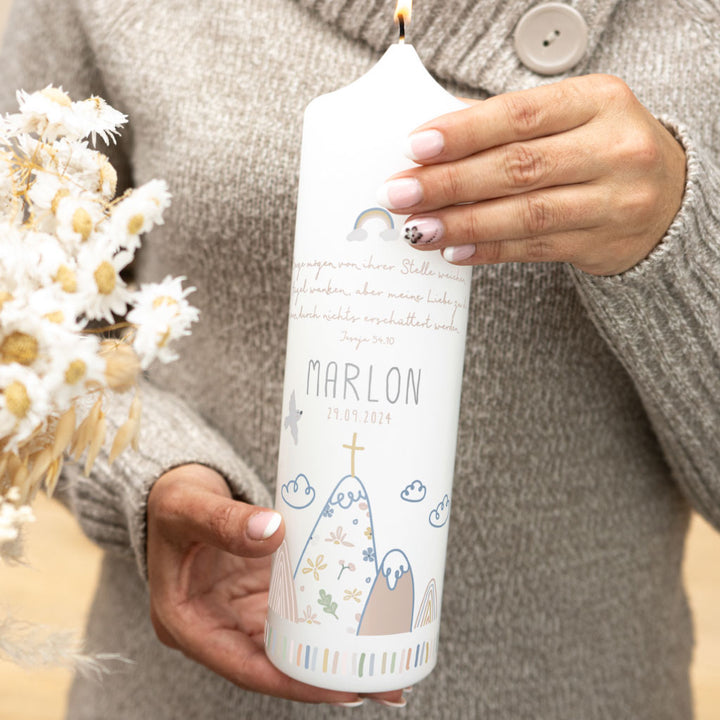 Taufkerze Berge in Altrosa, personalisiert mit Name und Taufdatum