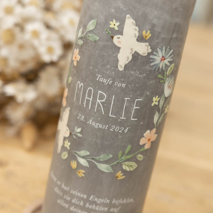 Taufkerze Rustic Beton Grau mit Friedenstaube und Blumen