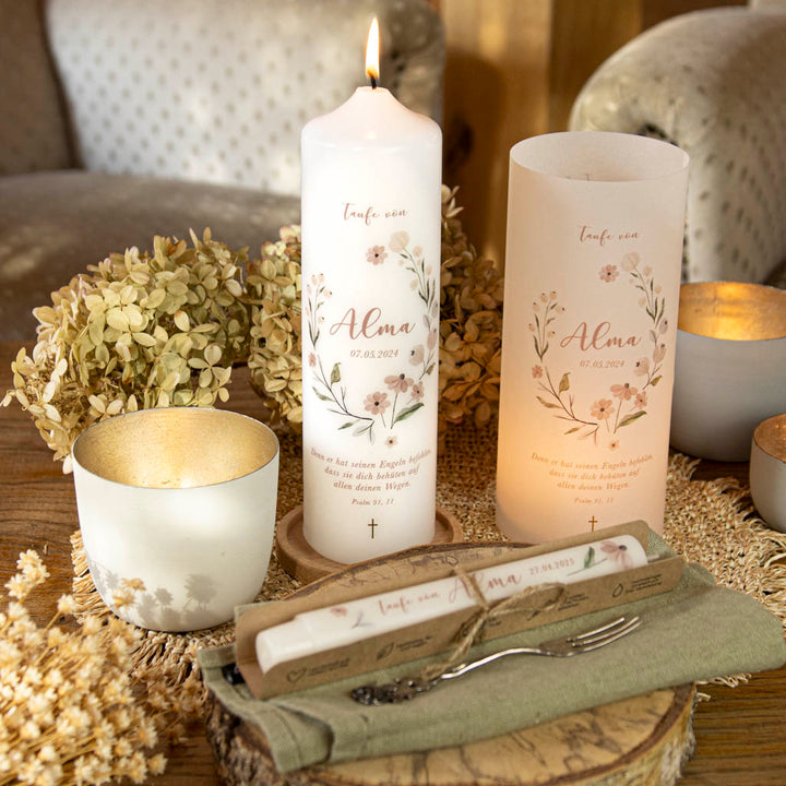Taufkerze Floral mit floraler Tischdekoration und Gastgeschenken