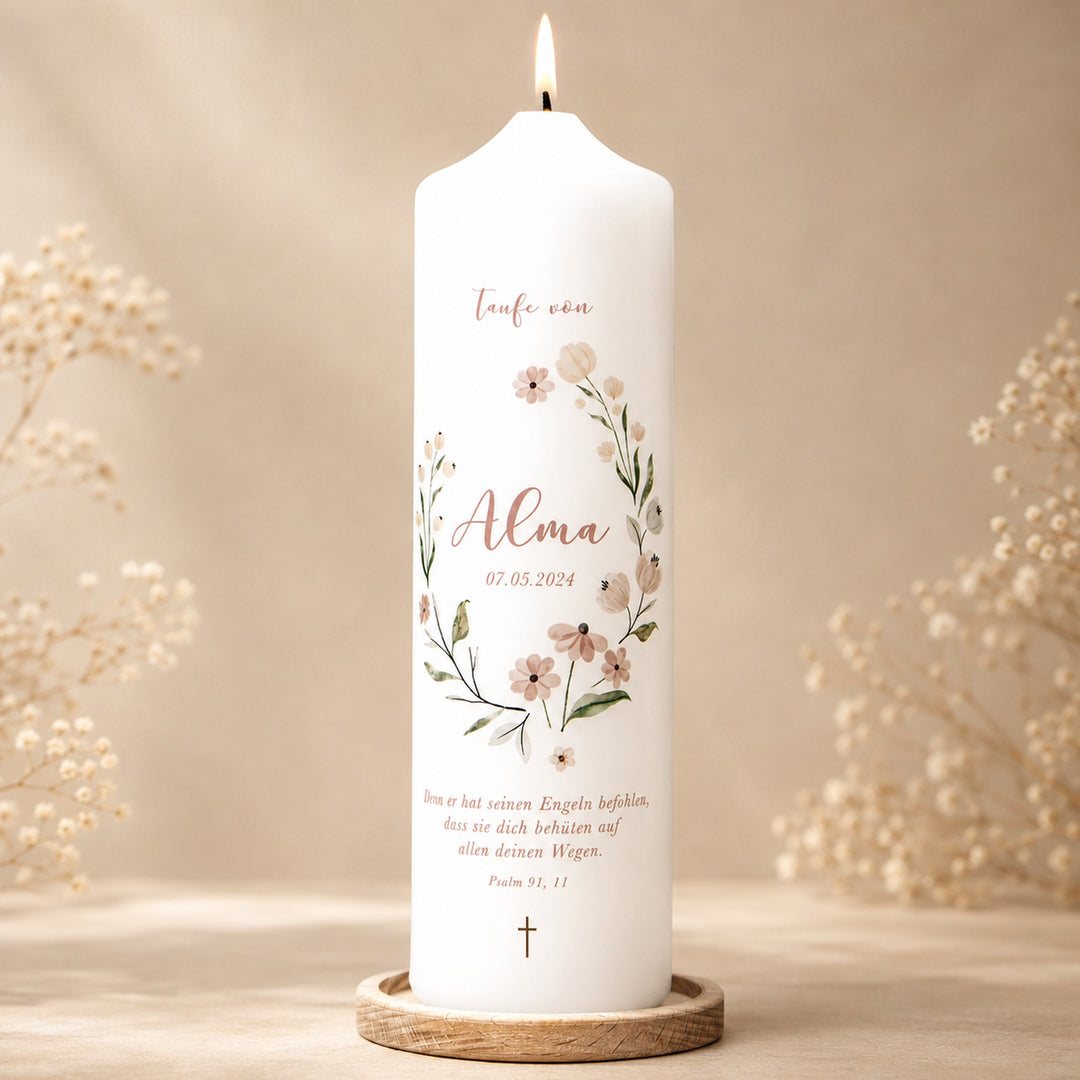 Taufkerze Floral mit zartem Blütenkranz in Altrosa, personalisiert mit Name und Datum