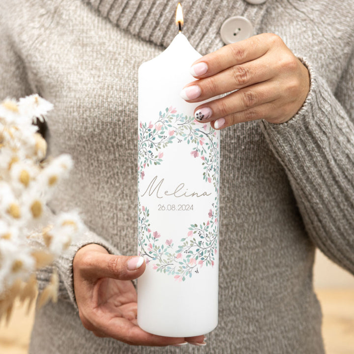Taufkerze Blumenkranz Melina in Altrosa – zarter Zweigkranz mit rosa Blüten, Name und Taufdatum