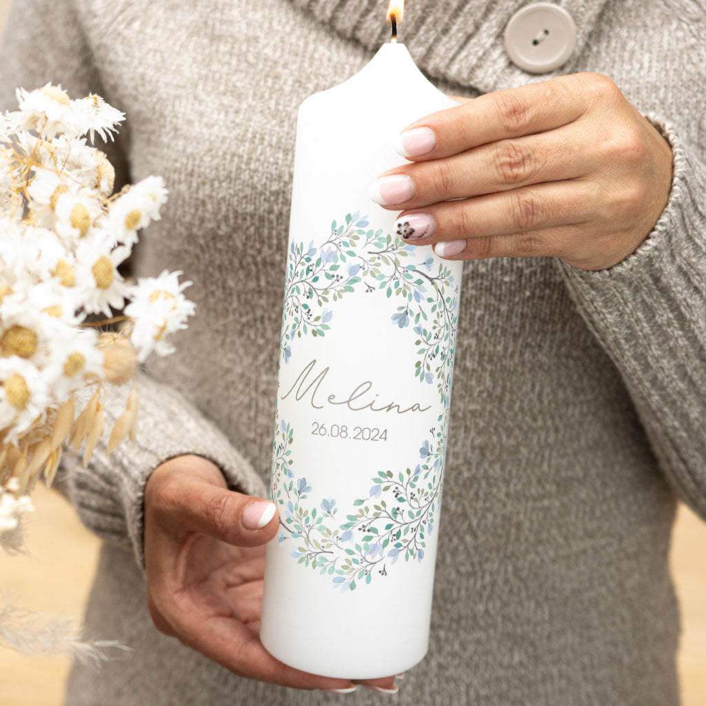 Taufkerze Blumenkranz in Blau – schlichte Variante für Jungen und Mädchen